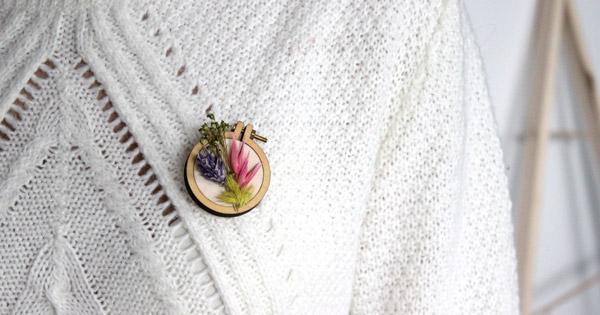 Broche mini bricolaje bordado Dandelyne tambor con flores secas