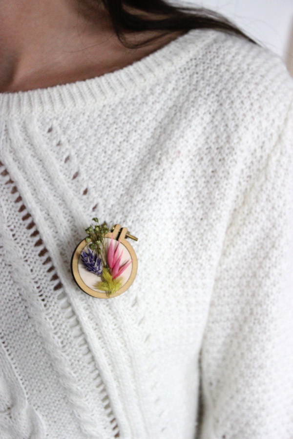 Tutoriel DIY broche mini tambout à broder avec fleurs séchées