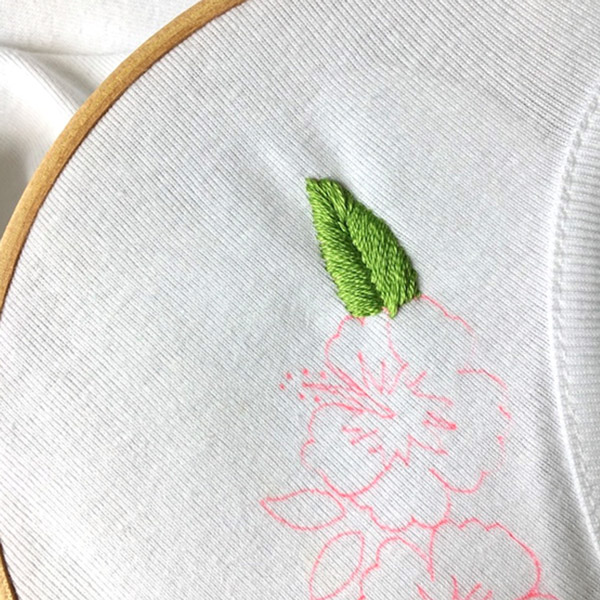 Tutorial de bordado de bricolaje Hibiscus frieze en un cuello de camiseta Tutoriel DIY broderie frise Hibiscus sur un col de tee-shirt