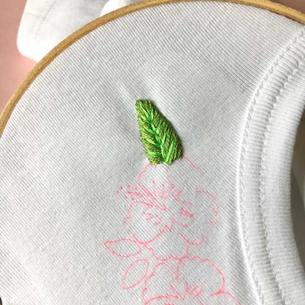 Tutorial de bordado de bricolaje Hibiscus frieze en un cuello de camiseta Tutoriel DIY broderie frise Hibiscus sur un col de tee-shirt