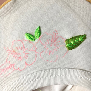 Tutorial de bordado de bricolaje Hibiscus frieze en un cuello de camiseta Tutoriel DIY broderie frise Hibiscus sur un col de tee-shirt