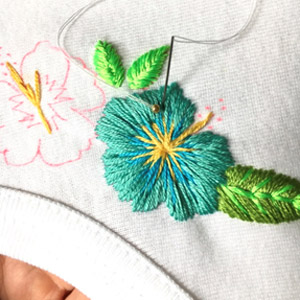 Tutorial de bordado de bricolaje Hibiscus frieze en un cuello de camiseta Tutoriel DIY broderie frise Hibiscus sur un col de tee-shirt