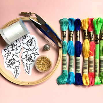 Tutorial de bordado de bricolaje Hibiscus frieze en un cuello de camiseta Tutoriel DIY broderie frise Hibiscus sur un col de tee-shirt