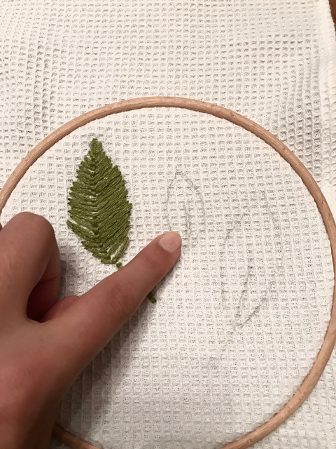 Bricolaje fácil de coser té toalla panal patrones bordados hojas de otoño en hilo DMC Mouliné Etoile DIY couture facile Torchon en tissu nid d'abeille brodé motifs feuilles d'automne en fil DMC Mouliné Etoile
