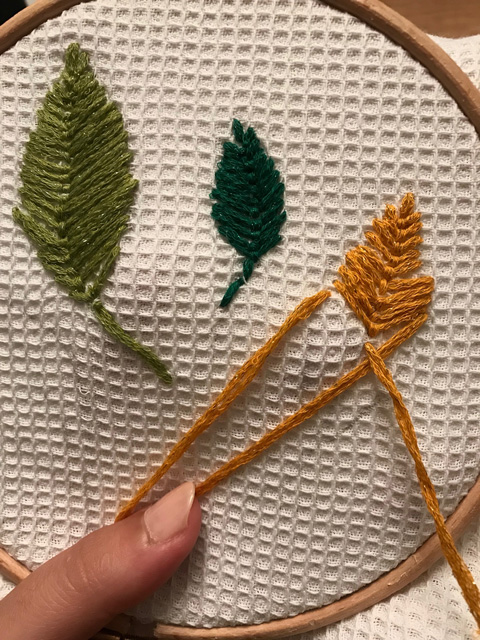 Bricolaje fácil de coser té toalla panal patrones bordados hojas de otoño en hilo DMC Mouliné Etoile DIY couture facile Torchon en tissu nid d'abeille brodé motifs feuilles d'automne en fil DMC Mouliné Etoile