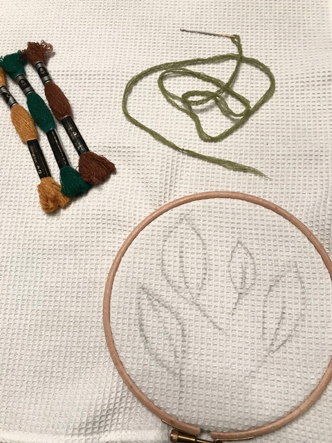 Bricolaje fácil de coser té toalla panal patrones bordados hojas de otoño en hilo DMC Mouliné Etoile DIY couture facile Torchon en tissu nid d'abeille brodé motifs feuilles d'automne en fil DMC Mouliné Etoile