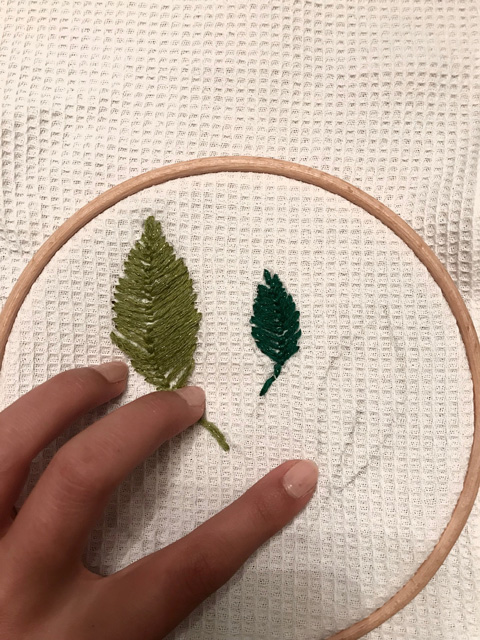 Bricolaje fácil de coser té toalla panal patrones bordados hojas de otoño en hilo DMC Mouliné Etoile DIY couture facile Torchon en tissu nid d'abeille brodé motifs feuilles d'automne en fil DMC Mouliné Etoile