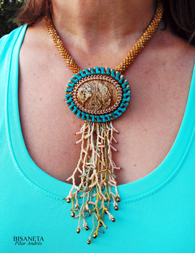 Esquema Collar de cuentas de zorro en tejido de perlas de Miyuki y gema de jaspe Esquema Collar de cuentas de zorro en tejido de perlas de Miyuki y gema de jaspe