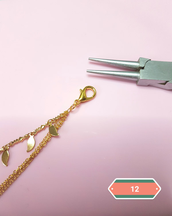 Collar de cuerno y plumas autoadhesivas : Paso 12