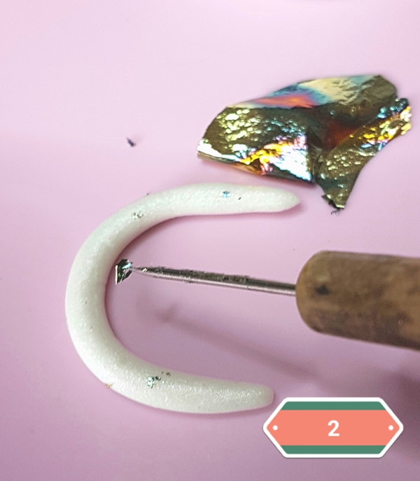 Collar de cuerno y plumas autoadhesivas : Paso 2