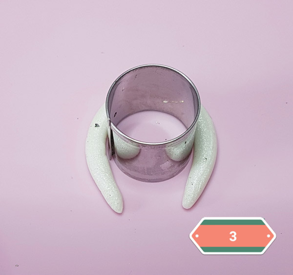 Collar de cuerno y plumas autoadhesivas : Paso 3