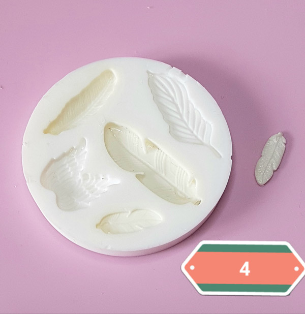 Collar de cuerno y plumas autoadhesivas : Paso 4