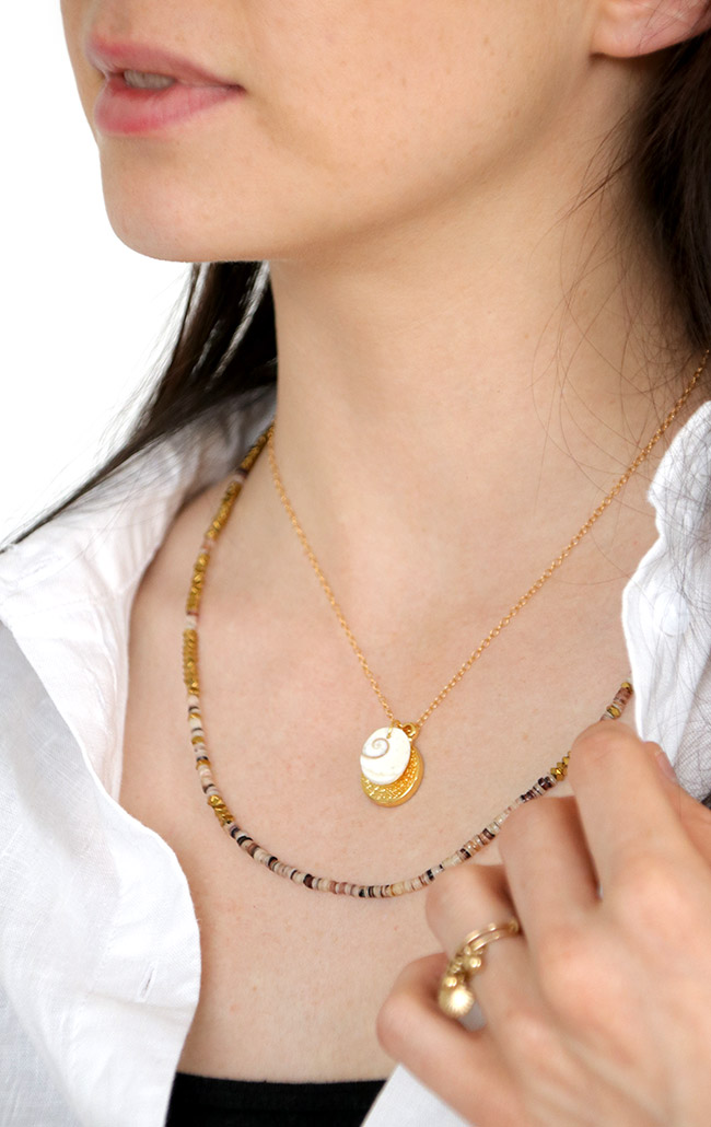 Collar afortunado Heishi colgante de concha Lucie Eye pinterest