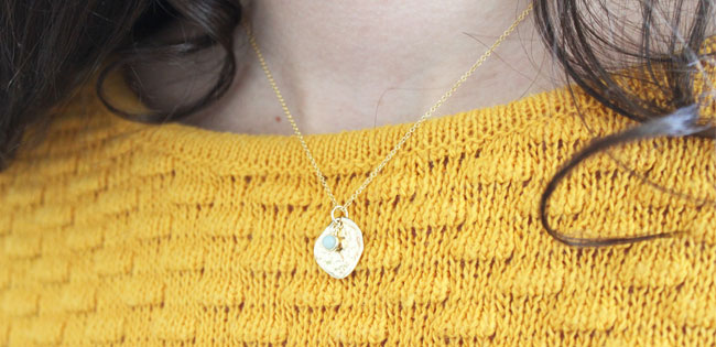 Collar de fantasía chapado en oro con imitación de piedra amazonita.