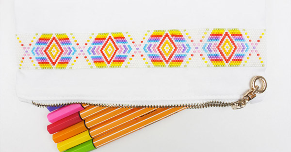 DIY couture facile Pochette customisée avec un tissage peyote impair arc en ciel