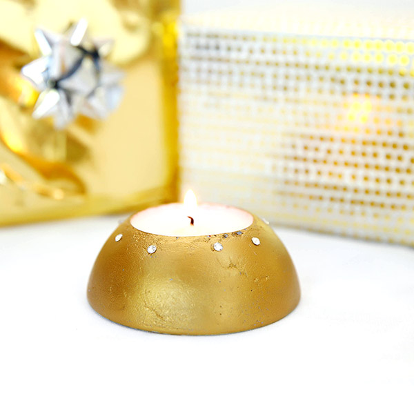 Candelero en concreto y cera dorada