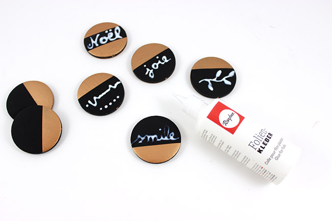 decoration-sapin-noel-palets-bois-ecriture-metallique-3 decoration-sapin-noel-palets-bois-ecriture-metallique-3