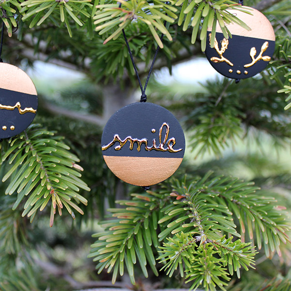 decoration-sapin-palets-bois-ecriture-metallique-finale decoration-sapin-palets-bois-ecriture-metallique-finale