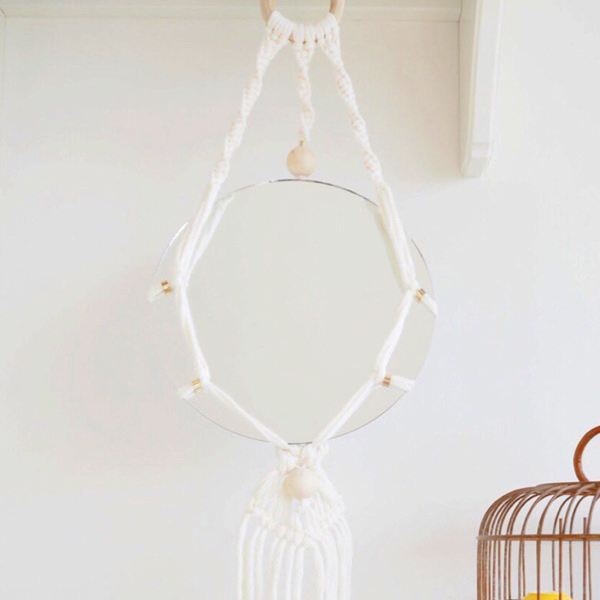 Espejo colgante DIY con macramé y cuentas de madera de moda