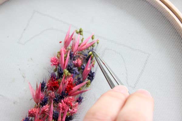 Bordado DIY de decoración de tambor con flores secas : Paso 4