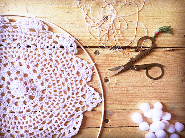 Atrapasueños atrapasueños fácil DIY crochet doily con encaje y flecos de jersey : Paso 1 Atrapasueños atrapasueños fácil DIY crochet doily con encaje y flecos de jersey : Paso 1