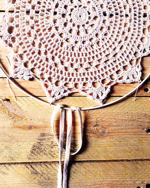 Atrapasueños atrapasueños fácil DIY crochet doily con encaje y flecos de jersey : Paso 2 Atrapasueños atrapasueños fácil DIY crochet doily con encaje y flecos de jersey : Paso 2