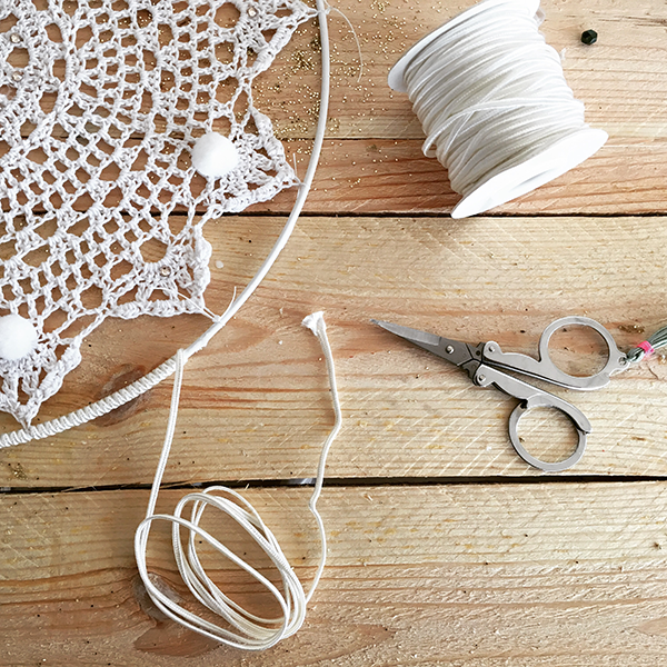 Atrapasueños atrapasueños fácil DIY crochet doily con encaje y flecos de jersey : Paso 5 Atrapasueños atrapasueños fácil DIY crochet doily con encaje y flecos de jersey : Paso 5