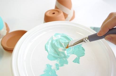 Bricolaje macetas de pintura fáciles para la primavera con decoCème pintan Pébéo DIY facile Peindre ses pots de fleurs pour le printemps avec la peinture decoCème de Pébéo