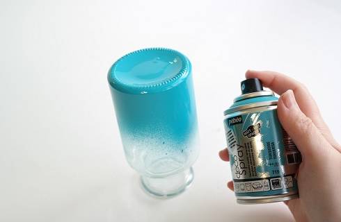 idea fácil de bricolaje personalizar jarrones de primavera con la pintura decoSpray Pébéo Idée DIY facile customiser des vases de printemps avec la peinture decoSpray Pébéo