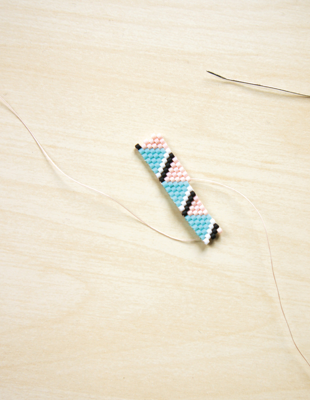 DIY-tuto-sautoir-tissage-brick-stitch-bijou-fantaisie-motif-geometrique-perles-miyuki-delicas-photo-augmentation-reduction-invisible-simple-explications-tutoriel-pas-a-pas