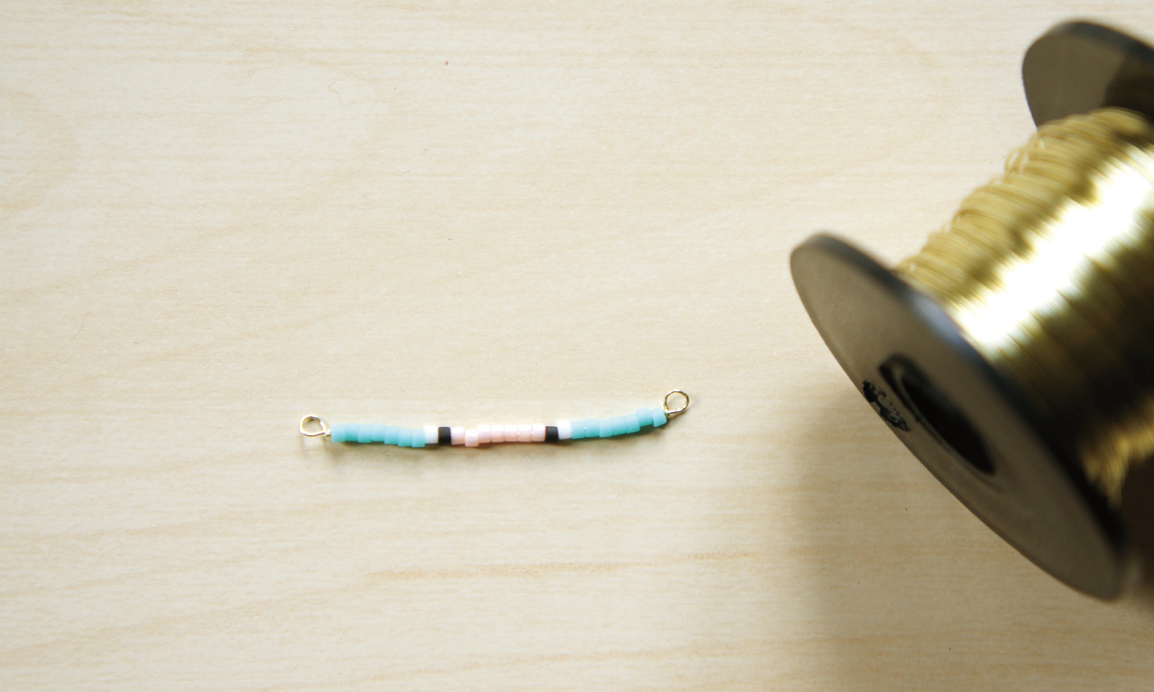 DIY-tuto-sautoir-tissage-brick-stitch-bijou-fantaisie-motif-geometrique-perles-miyuki-delicas-photo-chaine-fil-cuivre-avec-perles-miyuki-delicas