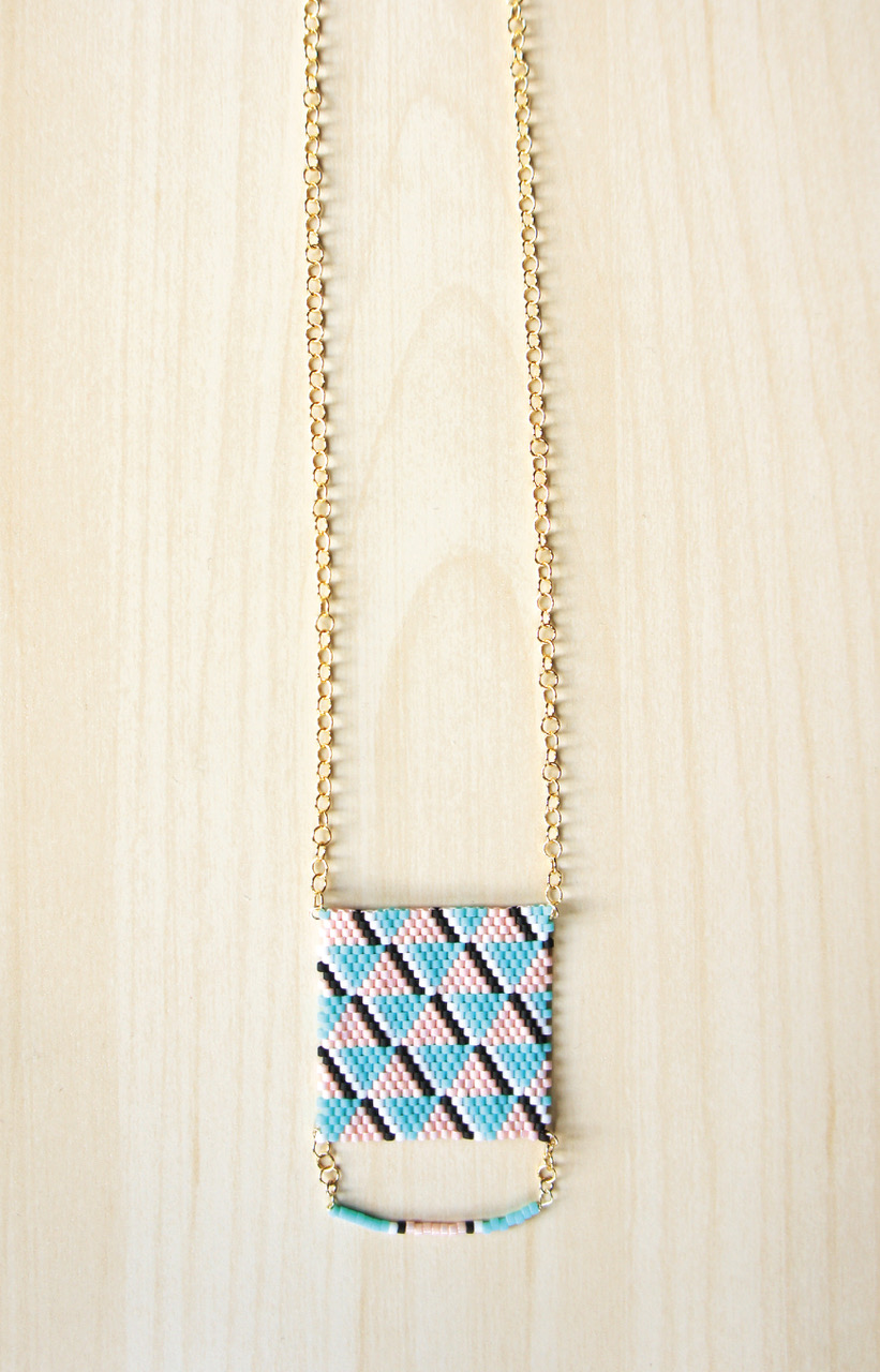 DIY-tuto-sautoir-tissage-brick-stitch-bijou-fantaisie-motif-geometrique-perles-miyuki-delicas-rendu-final2