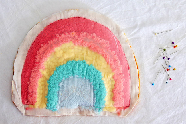 /images/pratiques/images/Deco/DIY%20Coussin%20arc%20en%20ciel%20en%20punch%20needle/diy-arc-en-ciel-punch-needle-%C3%A9tape-11.jpg