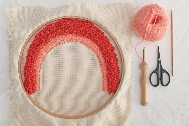 /images/pratiques/images/Deco/DIY%20Coussin%20arc%20en%20ciel%20en%20punch%20needle/diy-arc-en-ciel-punch-needle-%C3%A9tape-3.jpg