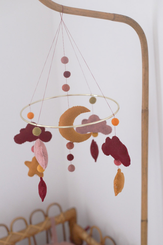 DIY móvil de fieltro para bebé