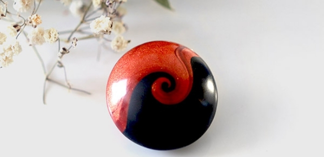 ¿Cómo hacer un cordón Swirl en arcilla polimérica?