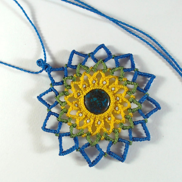 Dije mandala colgante en micro macramé con hilo Linhasita
