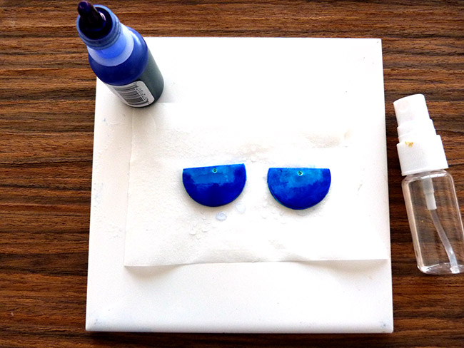 Pendientes de polímero, tinta y metal : Paso 5