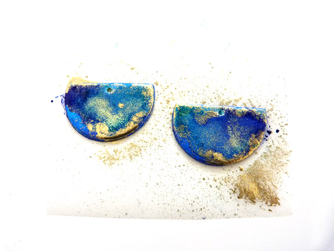 Pendientes de polímero, tinta y metal : Paso 7