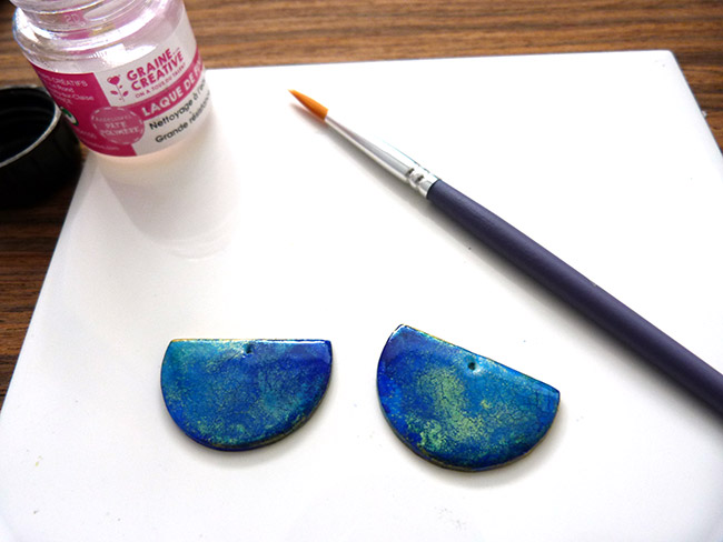 Pendientes de polímero, tinta y metal : Paso 9