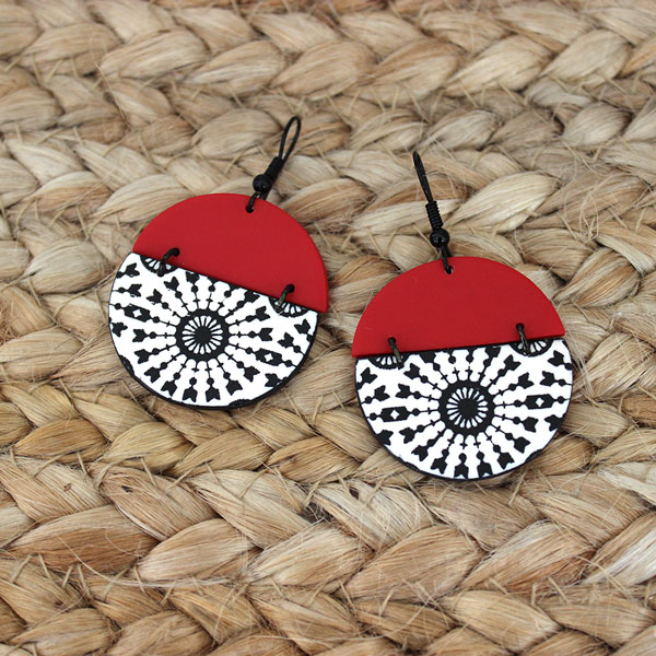 Pendientes de media caña en blanco y negro y serigrafía roja