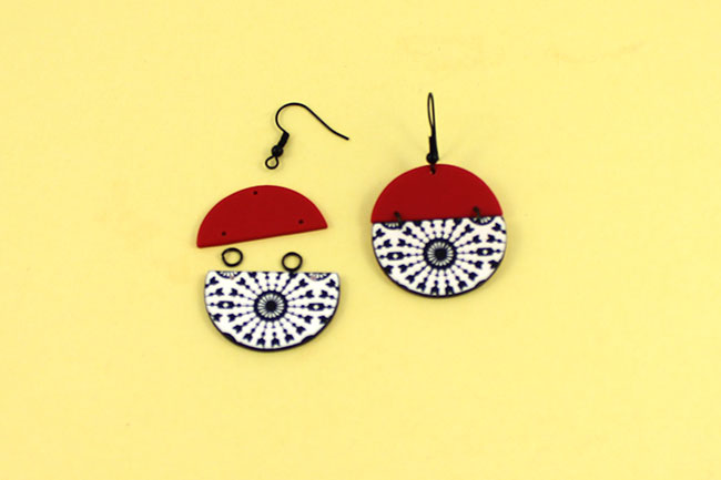 Pendientes de media caña en blanco y negro y serigrafía roja : Paso 8