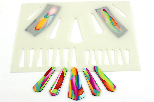 Collar étnico multicolor de arcilla polimérica : Paso 11