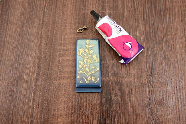 Collage de l'attache du pendentif Collage de l'attache du pendentif