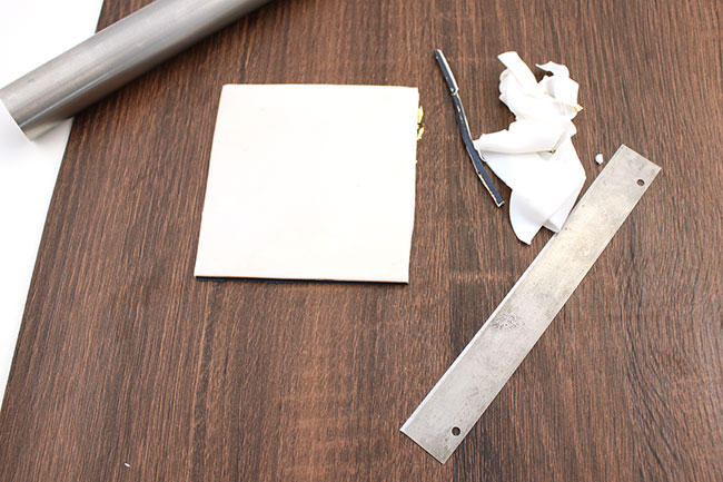 On recouvre la feuille d'or de pâte translucide On recouvre la feuille d'or de pâte translucide