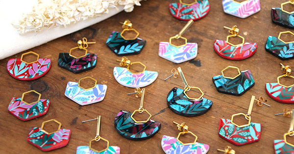 Pendientes con follaje serigrafiado a 4 pantallas. Pendientes con follaje serigrafiado a 4 pantallas.