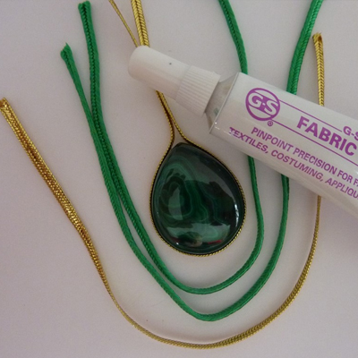 Colgante Soutache Quetzal y Cabujón de Malaquita Pera : Paso 2