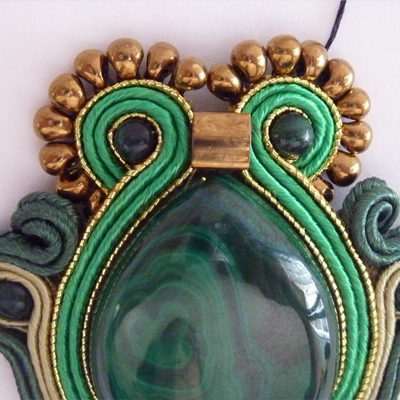 Colgante Soutache Quetzal y Cabujón de Malaquita Pera : Paso 6