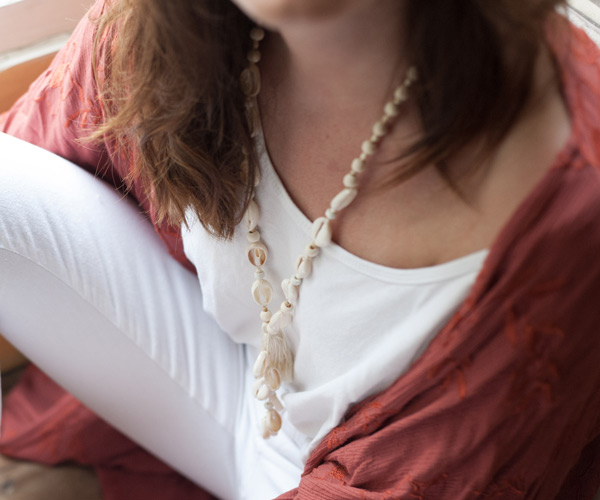 Collar largo de estilo bohemio con conchas de cauri para hacer tú mismo : Paso 6