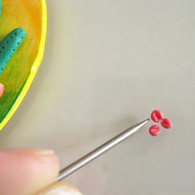 Trio de Porte-clés tendance Cactus en pâte polymère et pompons étape 16